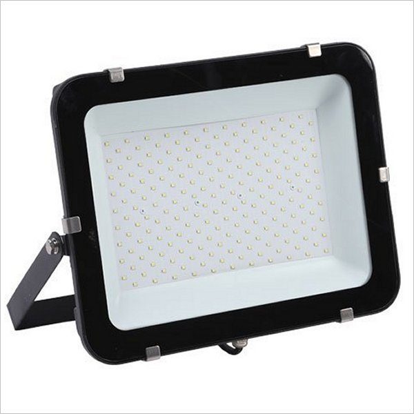 https://www.projecteur-led-fr.com/wp-content/uploads/2020/09/Projecteur-led-puissant-slim-100W-600x600.jpg